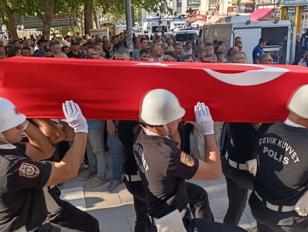 Konya’da hayatını kaybeden polis memuru son yolculuğa uğurlandı 9